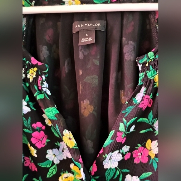 Ann Taylor Floral Split Neck Smocked Sleeves Blouse - Picture 5 of 8